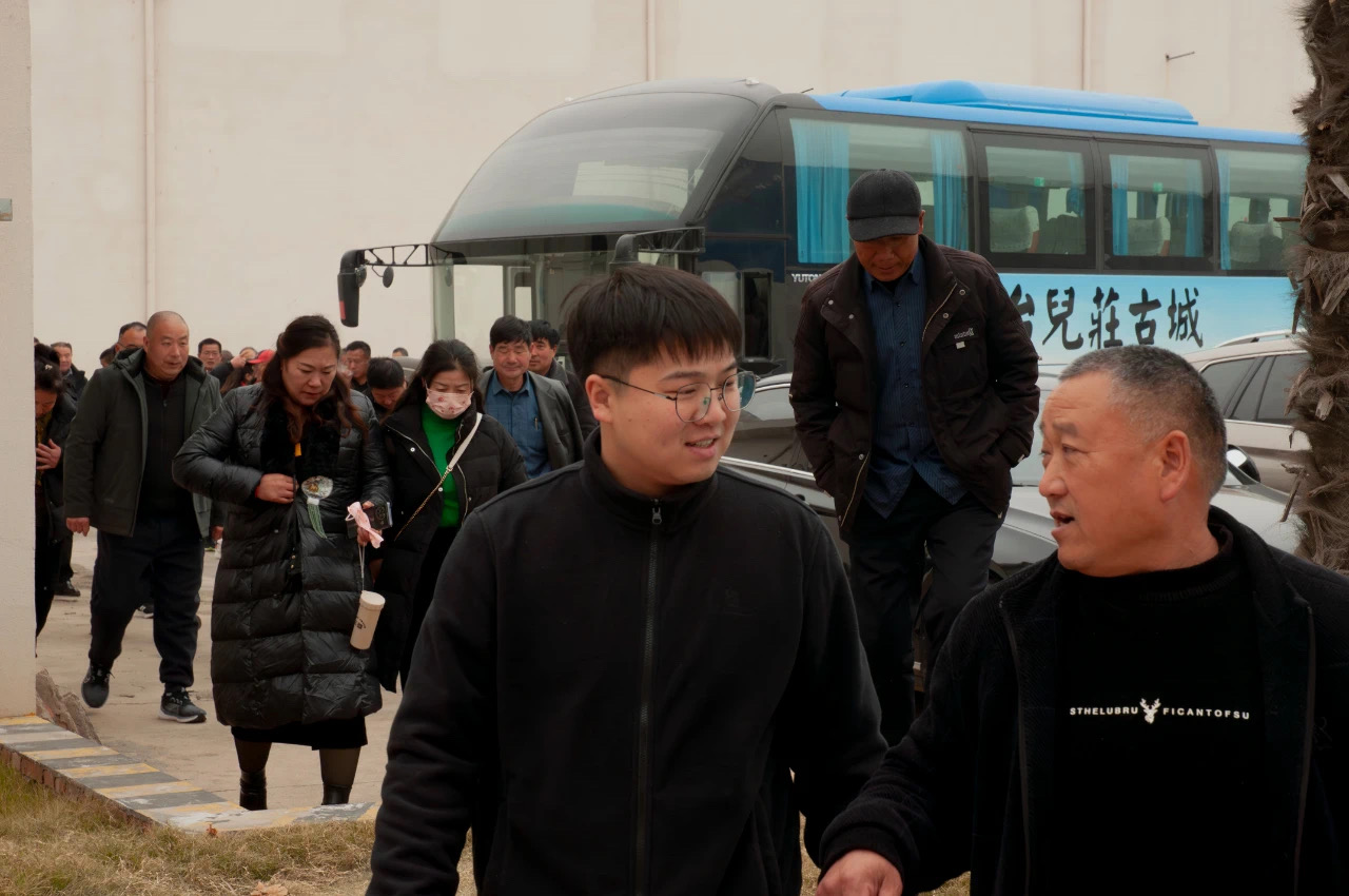 共望未來(lái)，譜合作新篇：福農(nóng)農(nóng)資團(tuán)隊(duì)蒞臨新鄉(xiāng)中電、弗思特進(jìn)行參觀(guān)考察。